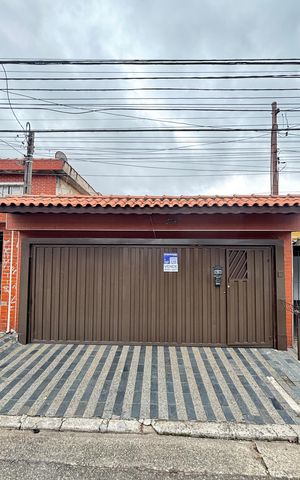 Casa à venda com 194m², 3 quartos e 2 vagas Casa à venda com 194m², 3 quartos e 2 vagasFachada
