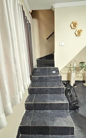 Casa à venda com 194m², 3 quartos e 2 vagas Casa à venda com 194m², 3 quartos e 2 vagasEscada