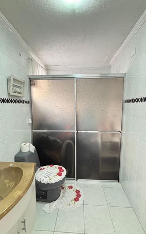 Casa à venda com 194m², 3 quartos e 2 vagas Casa à venda com 194m², 3 quartos e 2 vagasÁrea de Serviço - Banheiro