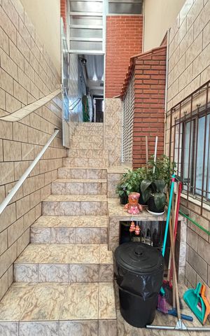 Casa à venda com 194m², 3 quartos e 2 vagas Casa à venda com 194m², 3 quartos e 2 vagasQuintal - Escada