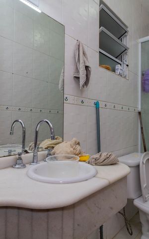 Casa à venda com 140m², 3 quartos e 2 vagas Casa à venda com 140m², 3 quartos e 2 vagasBanheiro 1