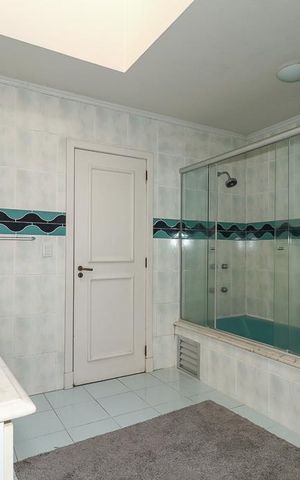 Casa à venda com 372m², 4 quartos e 4 vagasBanheiro da Suíte 2 