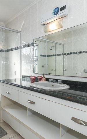 Casa à venda com 372m², 4 quartos e 4 vagasBanheiro da Suíte