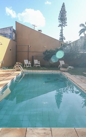 Casa à venda com 372m², 4 quartos e 4 vagasFundos