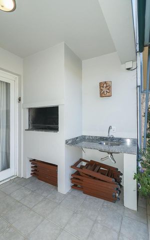 Casa à venda com 372m², 4 quartos e 4 vagasFundos