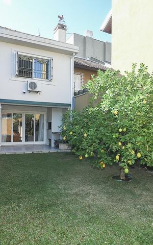 Casa à venda com 372m², 4 quartos e 4 vagasFundos