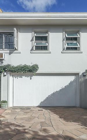 Casa à venda com 372m², 4 quartos e 4 vagasFachada