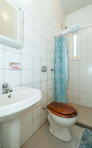 Casa à venda com 372m², 4 quartos e 4 vagasBanheiro de serviço