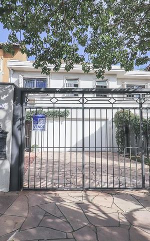 Casa à venda com 372m², 4 quartos e 4 vagasFachada