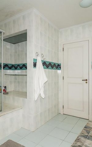 Casa à venda com 372m², 4 quartos e 4 vagasBanheiro da Suíte 2 