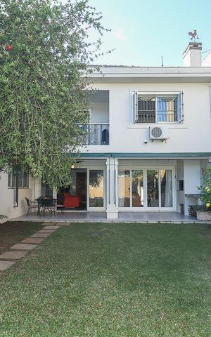 Casa à venda com 372m², 4 quartos e 4 vagasFundos