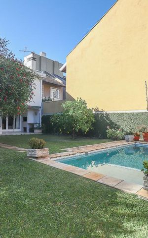 Casa à venda com 372m², 4 quartos e 4 vagasFundos