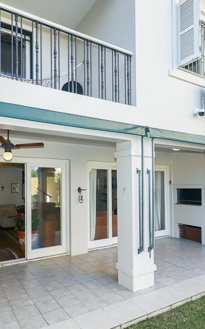Casa à venda com 372m², 4 quartos e 4 vagasFundos