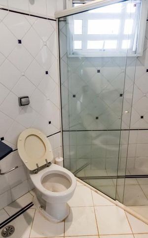 Casa de condomínio à venda com 1100m², 5 quartos e 4 vagas Casa de condomínio à venda com 1100m², 5 quartos e 4 vagasBanheiro de apoio - Piscina