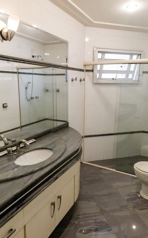 Casa de condomínio à venda com 1100m², 5 quartos e 4 vagas Casa de condomínio à venda com 1100m², 5 quartos e 4 vagasBanheiro da Suíte 2