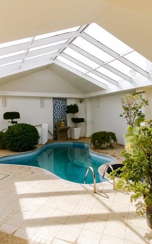 Casa de condomínio à venda com 1100m², 5 quartos e 4 vagas Casa de condomínio à venda com 1100m², 5 quartos e 4 vagasÁrea piscina