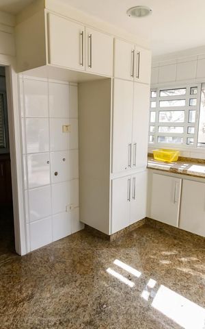 Casa de condomínio à venda com 1100m², 5 quartos e 4 vagas Casa de condomínio à venda com 1100m², 5 quartos e 4 vagasÁrea de Serviço
