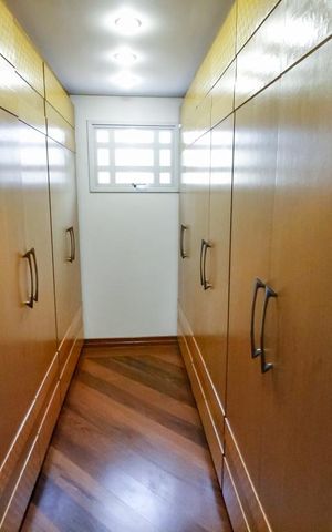 Casa de condomínio à venda com 1100m², 5 quartos e 4 vagas Casa de condomínio à venda com 1100m², 5 quartos e 4 vagasCloset da Suíte 4