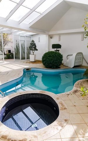 Casa de condomínio à venda com 1100m², 5 quartos e 4 vagas Casa de condomínio à venda com 1100m², 5 quartos e 4 vagasÁrea piscina