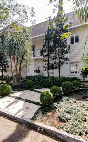 Casa de condomínio à venda com 1100m², 5 quartos e 4 vagas Casa de condomínio à venda com 1100m², 5 quartos e 4 vagasFachada