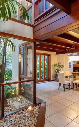 Casa de condomínio à venda com 447m², 4 quartos e 5 vagas Casa de condomínio à venda com 447m², 4 quartos e 5 vagasSala de jantar
