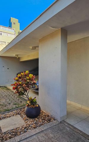 Casa à venda com 292m², 4 quartos e 4 vagas Casa à venda com 292m², 4 quartos e 4 vagasEntrada