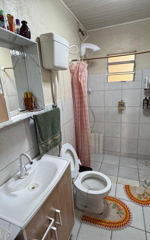Casa à venda com 96m², 2 quartos e 1 vaga Casa à venda com 96m², 2 quartos e 1 vagaBanheiro