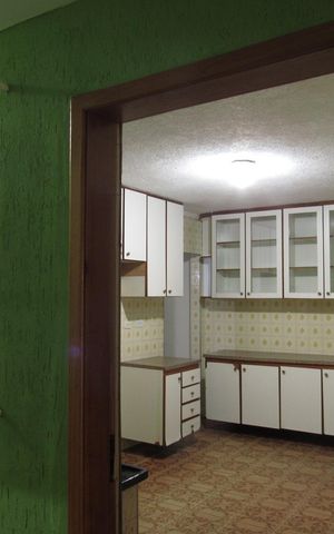 Casa à venda com 300m², 2 quartos e 2 vagasCorredor externo