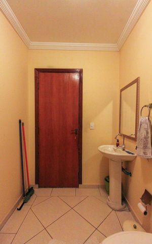 Casa à venda com 260m², 4 quartos e 3 vagas Casa à venda com 260m², 4 quartos e 3 vagasBanheiro Social 2