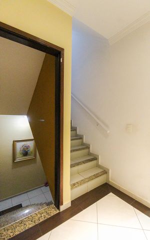 Casa à venda com 260m², 4 quartos e 3 vagas Casa à venda com 260m², 4 quartos e 3 vagasEscada