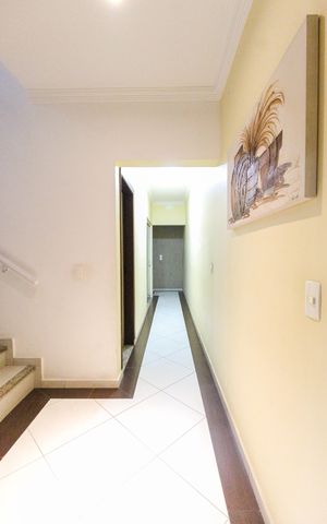 Casa à venda com 260m², 4 quartos e 3 vagas Casa à venda com 260m², 4 quartos e 3 vagasCorredor