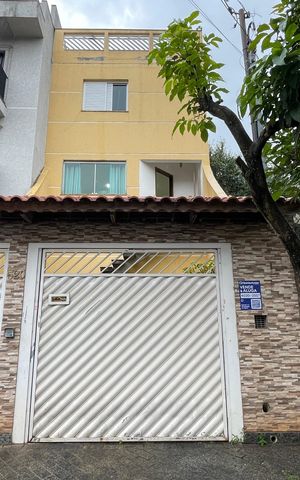 Casa à venda com 260m², 4 quartos e 3 vagas Casa à venda com 260m², 4 quartos e 3 vagasFachada