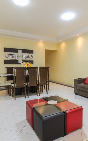 Casa à venda com 260m², 4 quartos e 3 vagas Casa à venda com 260m², 4 quartos e 3 vagasSala