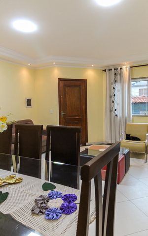 Casa à venda com 260m², 4 quartos e 3 vagas Casa à venda com 260m², 4 quartos e 3 vagasSala