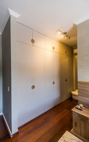 Casa de condomínio à venda com 350m², 4 quartos e 4 vagas Casa de condomínio à venda com 350m², 4 quartos e 4 vagasCloset da suíte