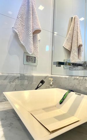 Apartamento à venda com 200m², 2 quartos e 3 vagas Apartamento à venda com 200m², 2 quartos e 3 vagasBanheiro da Suíte 1