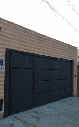 Casa para alugar com 281m², 3 quartos e 7 vagasFachada - Frente - Placa