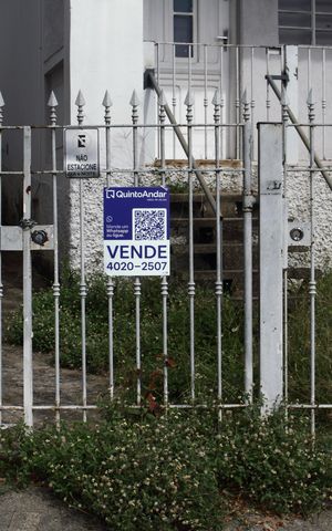 Casa para alugar com 320m², 2 quartos e 3 vagasFachada + Placa