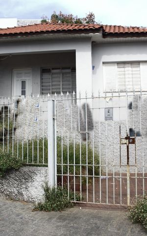 Casa para alugar com 320m², 2 quartos e 3 vagasFachada + Placa