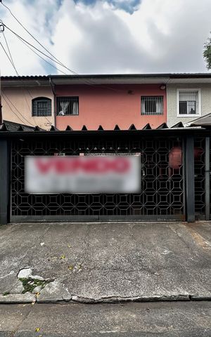 Casa à venda com 132m², 3 quartos e 2 vagas Casa à venda com 132m², 3 quartos e 2 vagasFachada