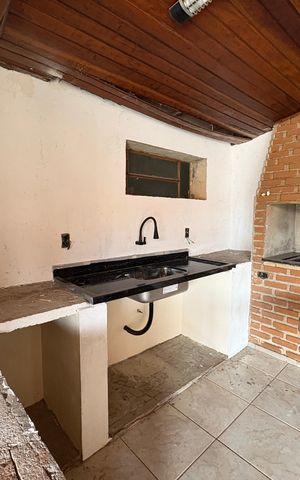 Casa à venda com 750m², 3 quartos e 6 vagasQuintal com Churrasqueira
