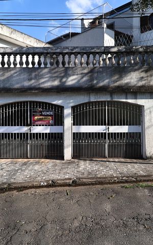 Casa à venda com 176m², 3 quartos e 3 vagasFachada
