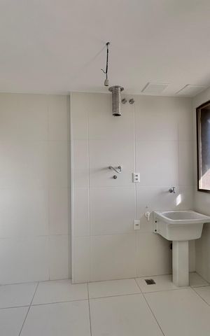Apartamento à venda com 188m², 4 quartos e 3 vagas Apartamento à venda com 188m², 4 quartos e 3 vagasCozinha e Área de Serviço