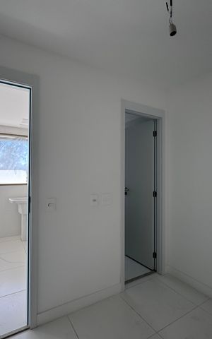Apartamento à venda com 188m², 4 quartos e 3 vagas Apartamento à venda com 188m², 4 quartos e 3 vagasCozinha e Área de Serviço - Quarto