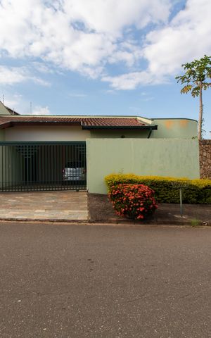 Casa à venda com 390m², 4 quartos e sem vaga Casa à venda com 390m², 4 quartos e sem vagaFachada