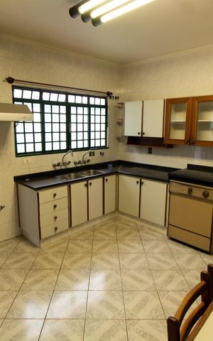 Casa à venda com 390m², 4 quartos e sem vaga Casa à venda com 390m², 4 quartos e sem vagaCozinha