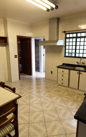 Casa à venda com 390m², 4 quartos e sem vaga Casa à venda com 390m², 4 quartos e sem vagaCozinha