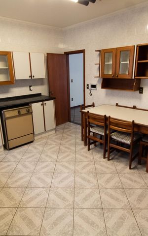 Casa à venda com 390m², 4 quartos e sem vaga Casa à venda com 390m², 4 quartos e sem vagaCozinha