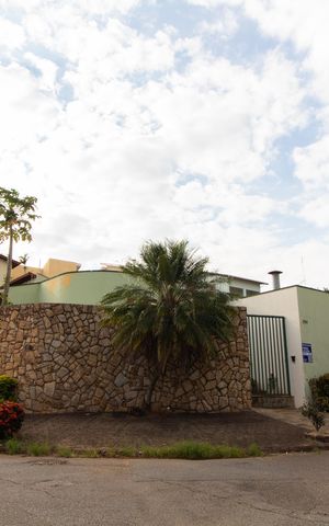 Casa à venda com 390m², 4 quartos e sem vaga Casa à venda com 390m², 4 quartos e sem vagaFachada