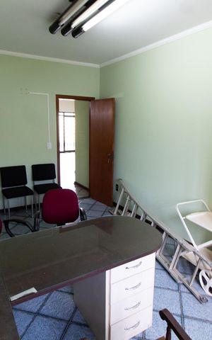 Casa à venda com 390m², 4 quartos e sem vaga Casa à venda com 390m², 4 quartos e sem vagaEscritório